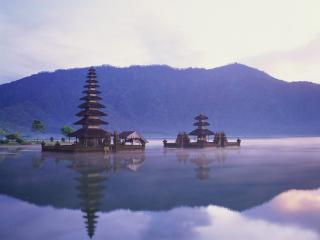 обои Pura Ulun Danu on Lake Bratan,   Bali,   Indonesia фото