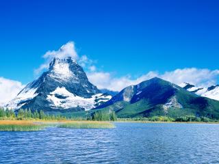 обои Красивое озеро у подножья гор фото