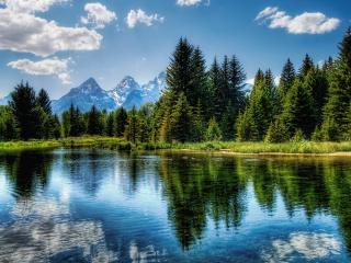 обои Прекрасное озеро у скалистых гор фото