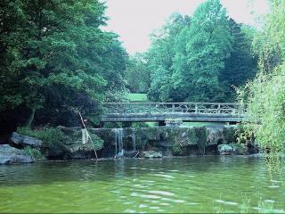 обои Мост  через старый летний пруд фото