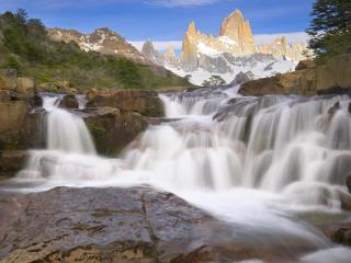 обои Небольшой водопад среди каньонов фото