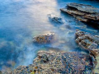 обои Голубая вода у каменных берегов фото