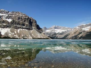 обои Отражение горы в прозрачной воде озера фото