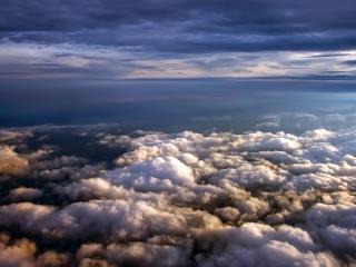 обои Полет над белыми облаками фото