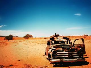 обои Старый заржавевший автомобиль по среди пустыни фото