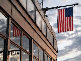 обои Американский флаг на здании фото