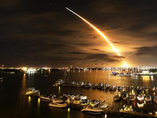 обои Ракета на ночным городом фото