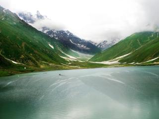 обои Озеро среди зеленых холмов фото