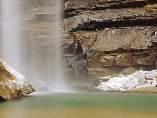 обои Прозрачный легкий водопад фото