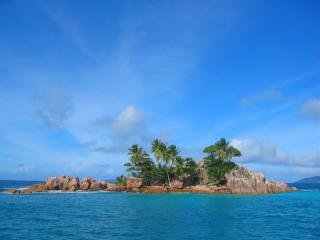 обои Райский остров в теплом лазурном море фото