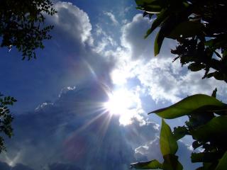 обои Упрямое солнце пробивается сквозь плотные облака фото