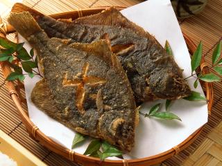обои Обжаренная китайская рыба с зеленью фото