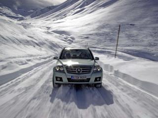 обои Mercedes GLK на снежной дороге фото