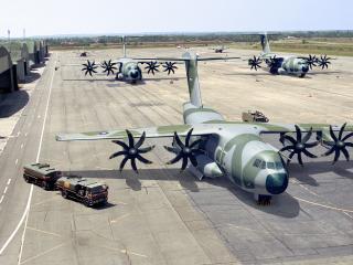 обои Военные самолеты в аэропорту фото