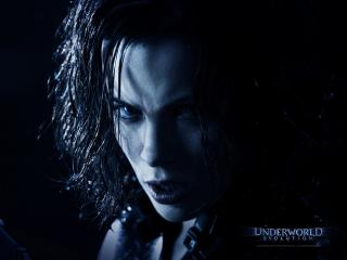 обои Underworld - девушка-вампир в темноте фото