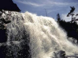 обои Брызгающий водопад фото