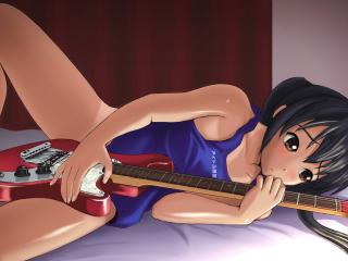обои K-On! - Девушка в постели с гитарой фото