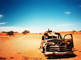 обои Старая машина в пустыне фото