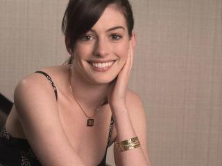 обои Anne Hathaway с браслетом фото