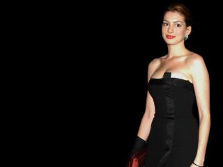 обои Anne Hathaway в черном платье на черном фоне фото