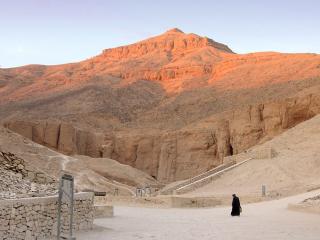 обои Пустынные руины и высокая гора фото