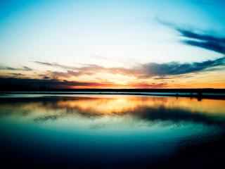обои Небольшое озеро на закате солнца фото
