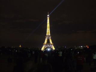 обои Ночная подсветка Эйфелевой башни фото