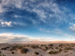 обои Далекая пустыня над голубым небом фото