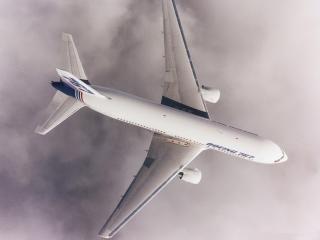 обои Белый Boeing 767 над дождевыми облаками фото