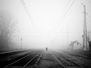 обои для рабочего стола: Мужчина идуший в туманное утро по станции