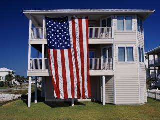 обои Большой американский флаг на трёхэтажном котедже фото