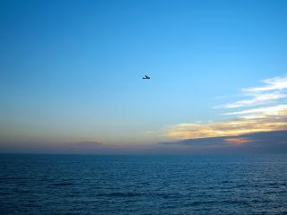 обои Самолет над океаном фото