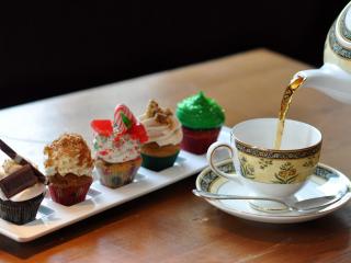 обои Пятичасовое чаепитие: чашечка чая и множество крошечных пирожных фото