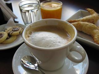 обои Чашка латте,  свежая вода и витаминный сок с выпечкой на завтрак фото