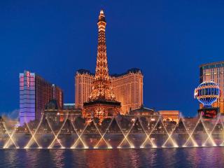 обои для рабочего стола: Eiffel Tower as Seen From the Bellagio,   Las Vegas