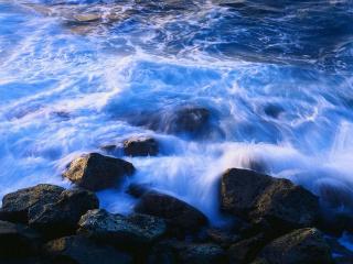 обои Пенные волны прибоя омывают каменистое побережье фото