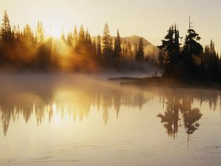 обои Озеро в тумане на рассвете фото