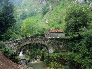 обои Маленький каменный мост через ручей,   ведущий в горы фото