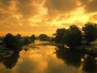 обои Летняя река под оранжевым небом фото