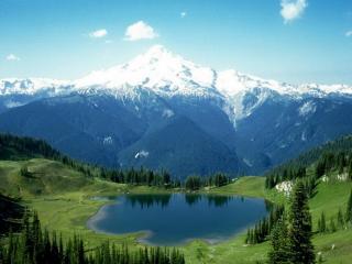 обои Таёжное озеро на границе снежного горного массива фото