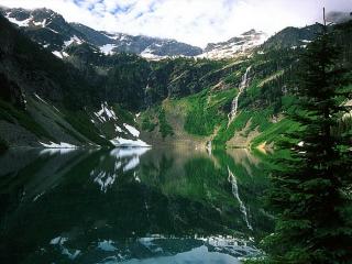 обои Зеркально чистое озеро у подножья северных гор фото
