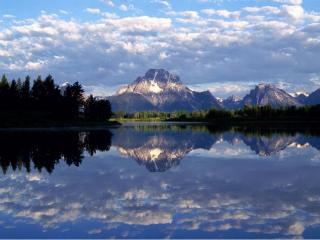 обои Спокойное таёжное озеро и горы на горизонте фото