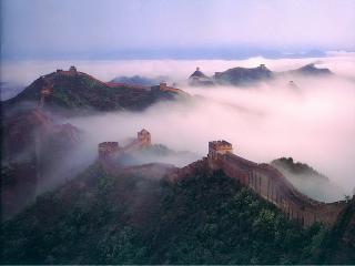 обои Великая стена на горных вершинах утопает в предрассветном тумане фото