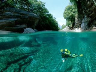 обои Scuba Diving in a Freshwater River,   Verzasca Valley,   Switzerland фото