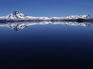 обои Северные горы в зеркальном отражении на глади воды фото
