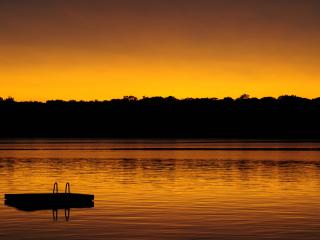 обои Одинокая лодка на фоне закатного неба фото