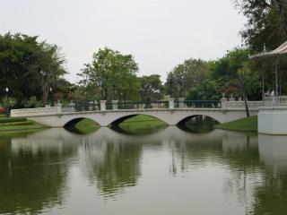 обои Канал с простым каменным мостом фото