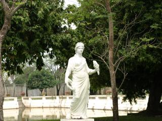 обои Белая скульптура в летнем парке фото