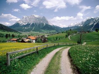 обои Дорога в альпийскую деревню фото
