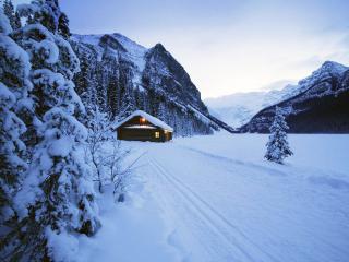 обои Уютный теплый дом в снегах зимнего леса фото